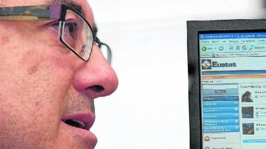 El director del Eustat asume que este organismo debe ser capaz en el futuro de publicar la información con más inmediatez y dotarla de una mayor calidad