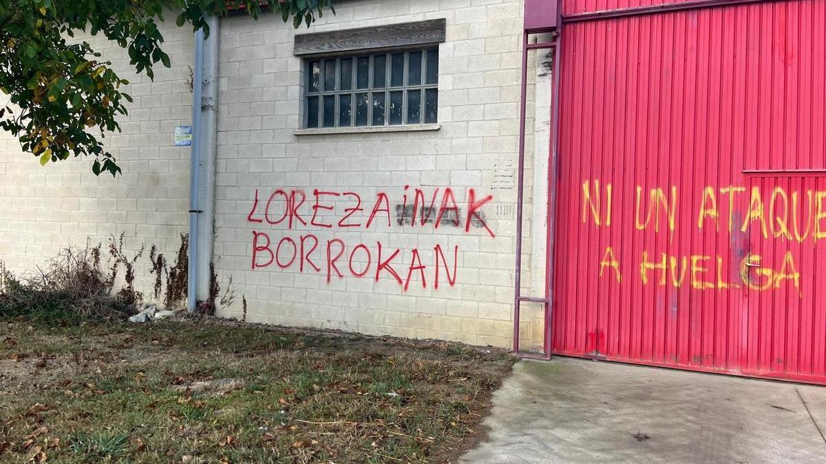 Los pabellones de un agricultor que no afirma no estar relacionado con el tractor contratado amanecían este jueves con pintadas tachándole de esquirol