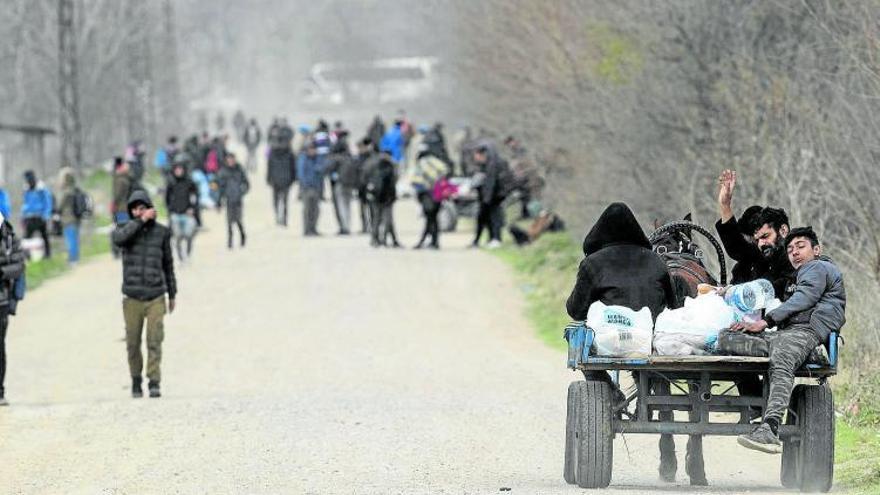 El éxodo de refugiados hacia la frontera griega no cesa en Turquía. Foto: Efe