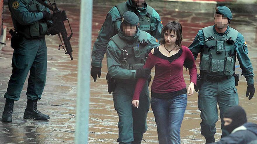 Itsaso Urteaga es trasladada por varios guardias civiles tras concluir el registro de su domicilio.