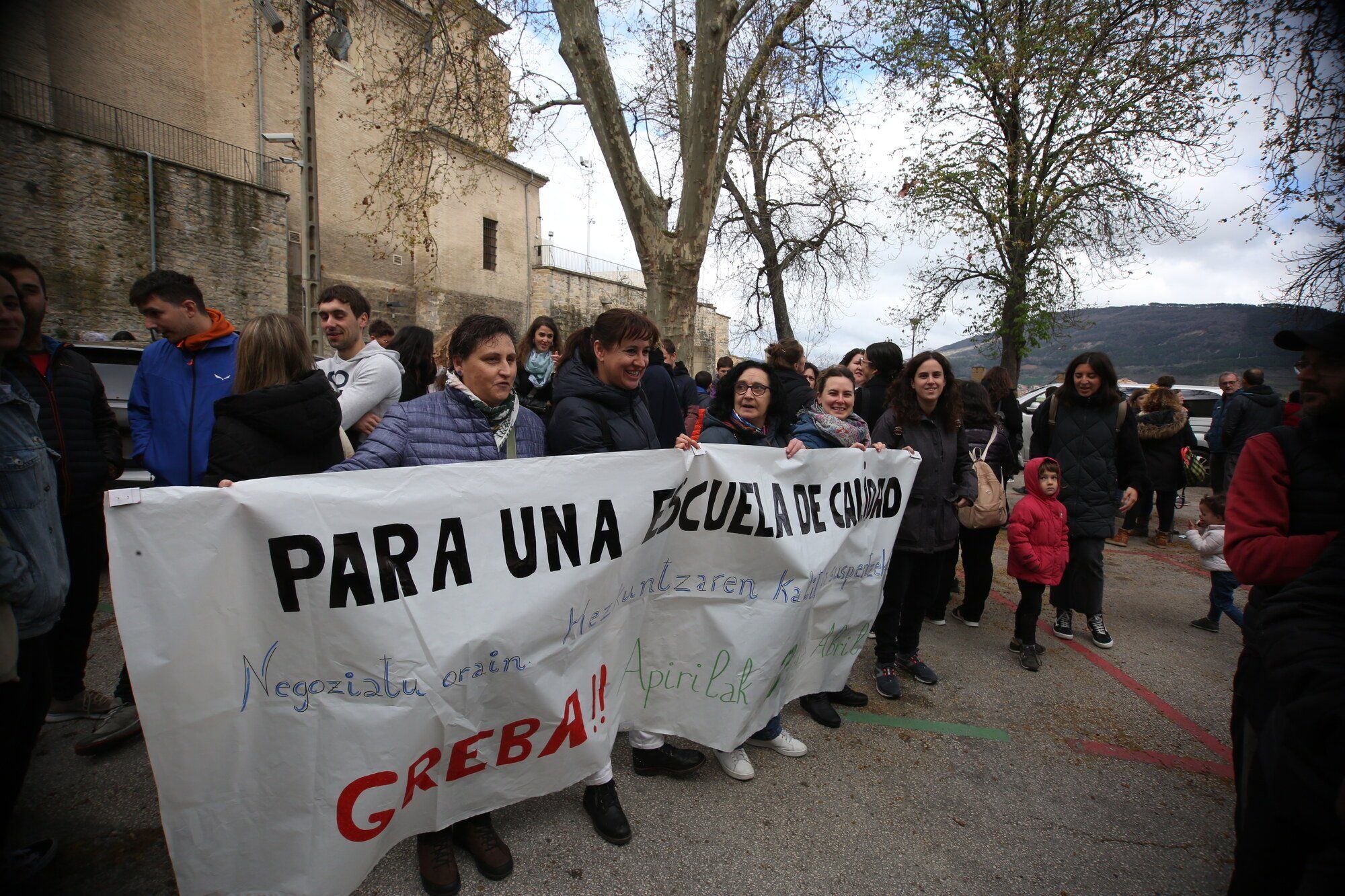 Huelga en la enseñanza pública de Navarra: concentración ante Educación