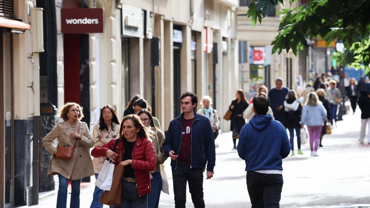 Viandantes en una zona comercial de Bilbao.