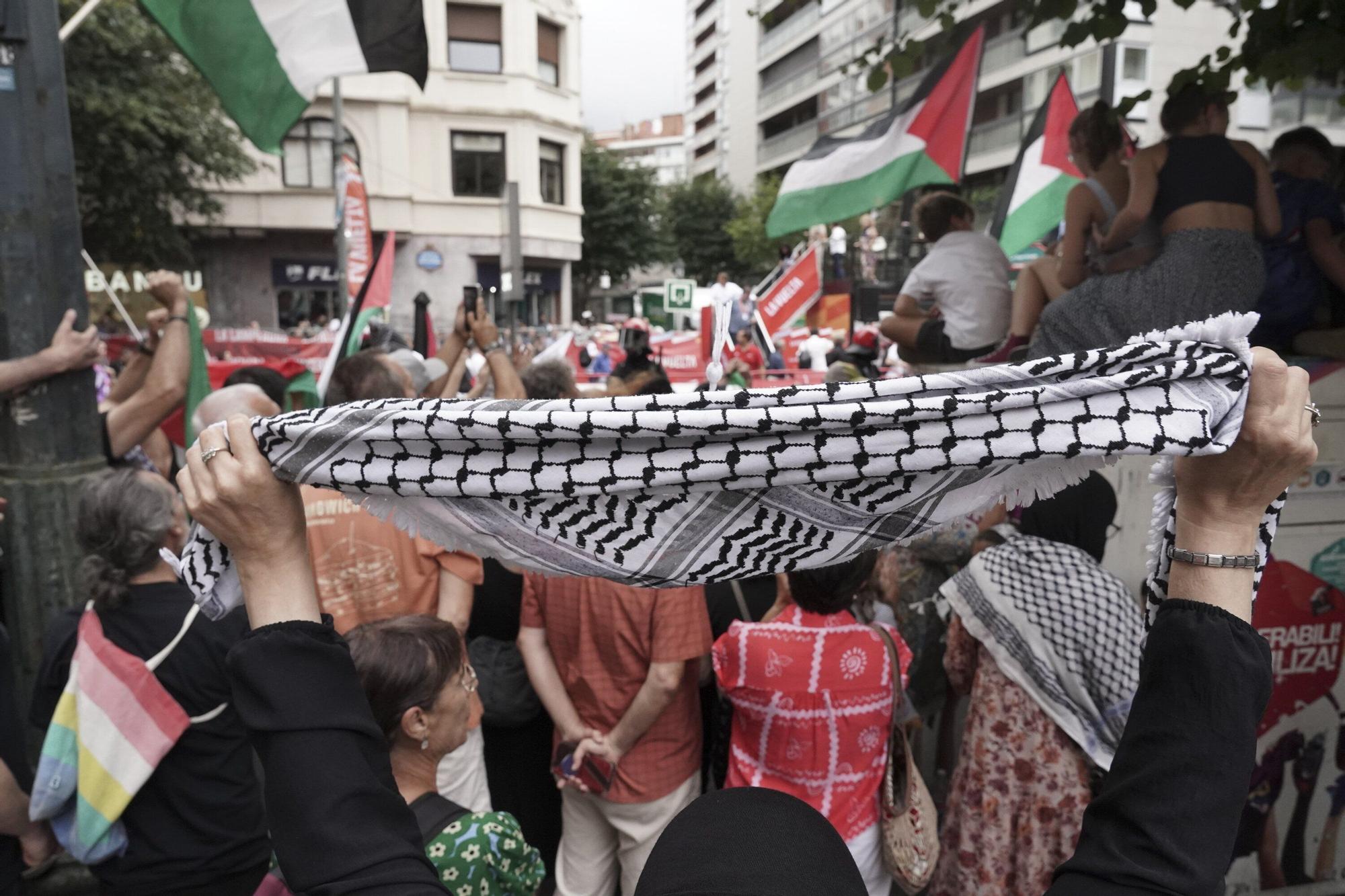 En imágenes: protesta contra el Israel al paso de la La Vuelta por Bilbao