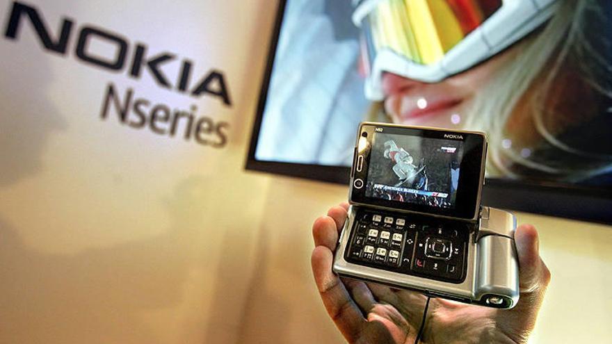 Detalle del modelo de Nokia N92, un móvil con tecnología T - DMB que permite ver la televisión, presentado en el Congreso Mundial 3GSM.