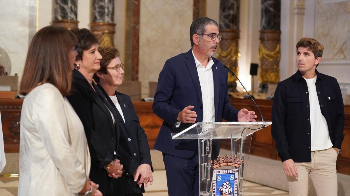 El alcalde de Donostia, Eneko Goia, acompañado de los ediles del PNV, en la comparecencia en la que ha anunciado su adiós