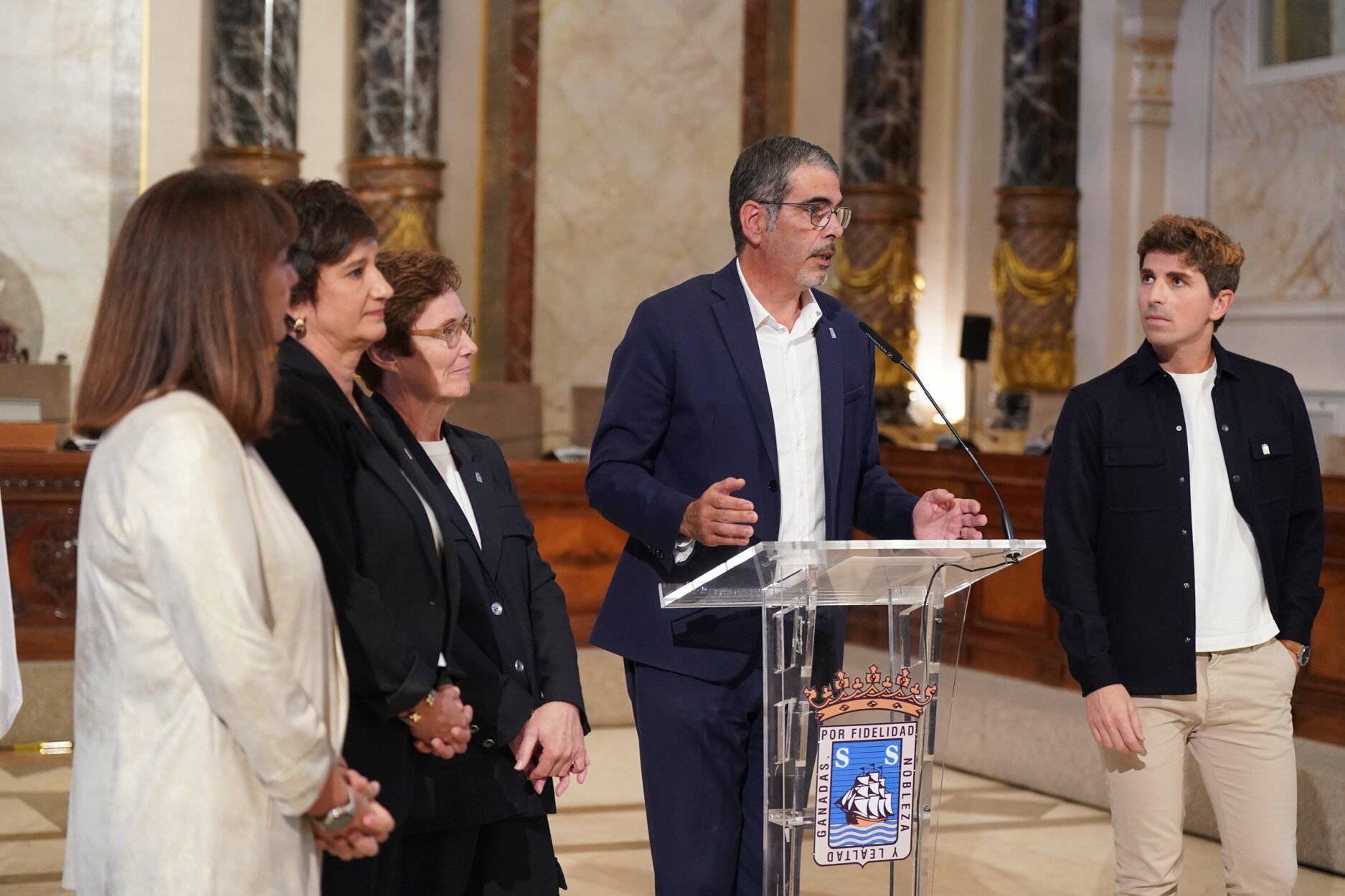 El alcalde de Donostia, Eneko Goia, acompañado de los ediles del PNV, en la comparecencia en la que ha anunciado su adiós