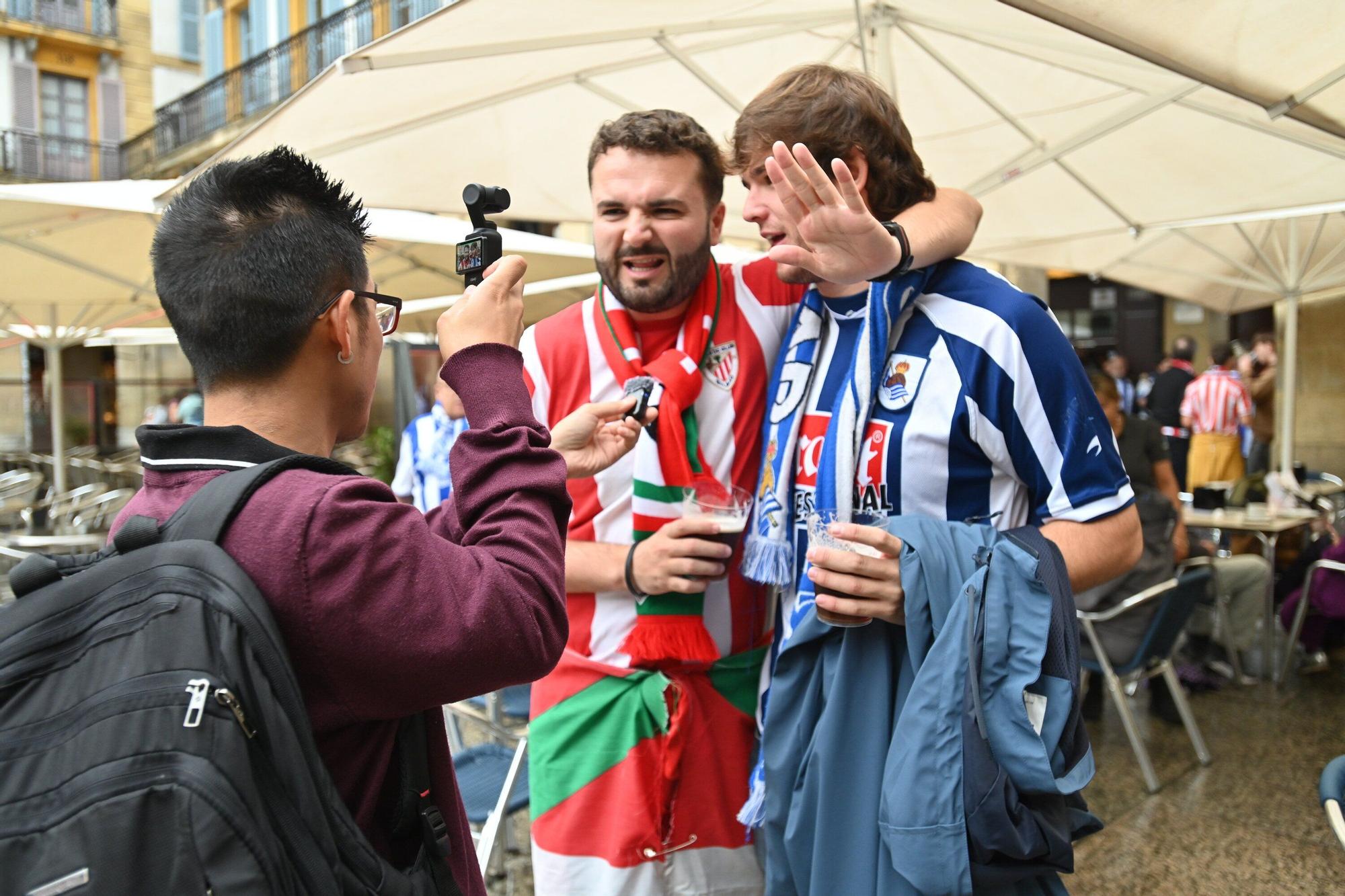 En imágenes: gran ambiente entre aficiones en la previa del derbi