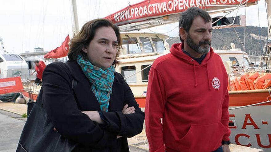 El fundador de Proactiva Open Arms, Óscar Camps, en el puerto de Barcelona junto a la alcaldesa de la  ciudad, Ada Colau.Foto: Efe