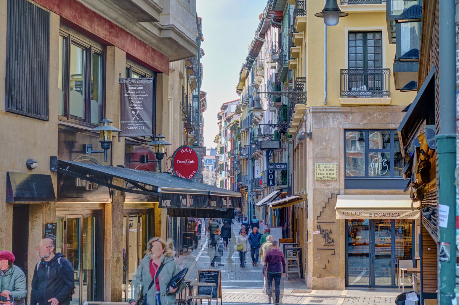 Un ático tríplex con alma en plena calle San Nicolás: vivir el Casco Viejo desde dentro