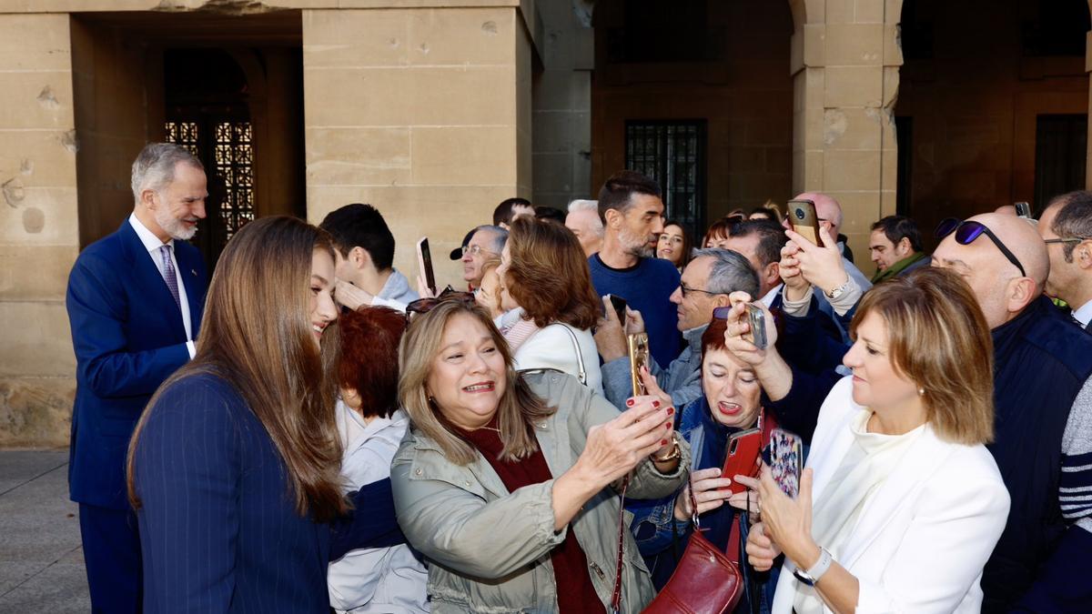 Varias personas se retratan con los reyes y la princesa Leonor.