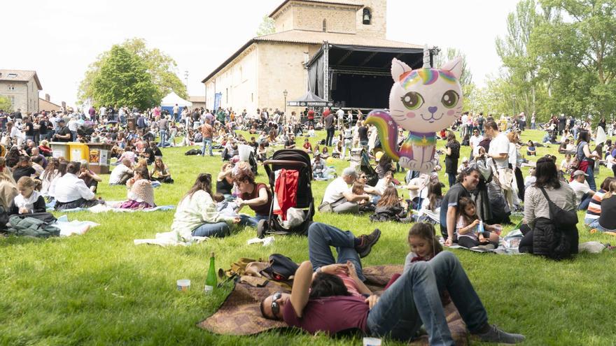 Álava honra a San Prudencio abarrotando las campas y sin paraguas