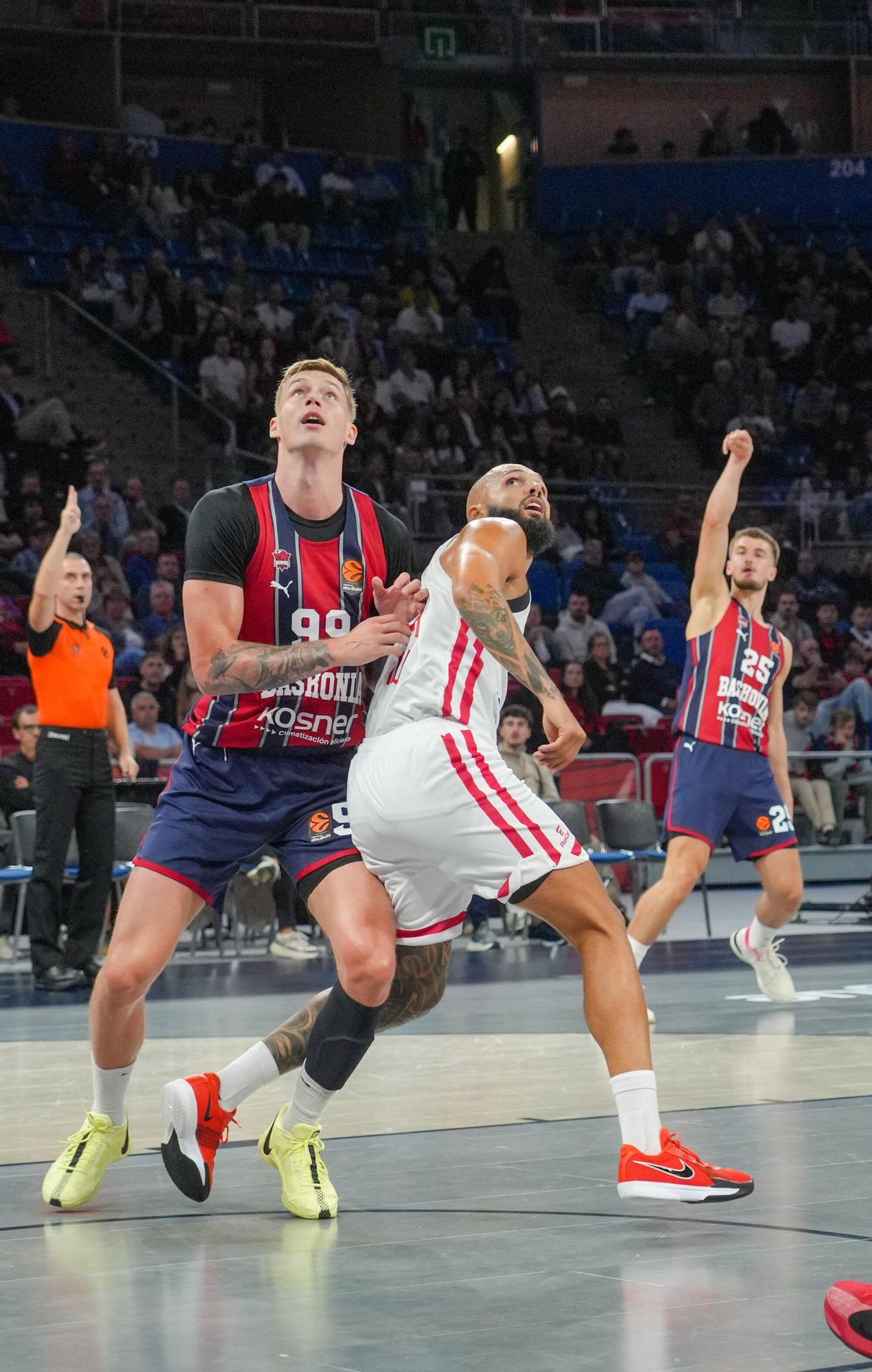 Todas las imágenes del Baskonia - Olympiacos en el Buesa Arena