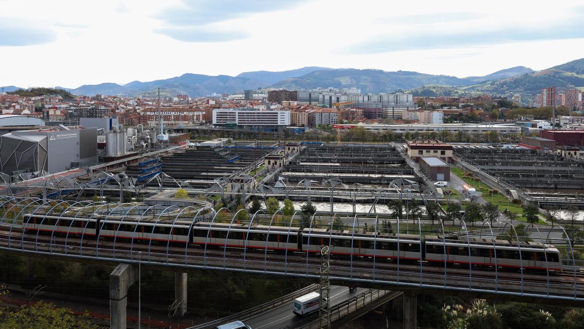 La estación depuradora de aguas residuales (EDAR) de Galindo es la más grande de Bizkaia y trata alrededor el 80% del agua que se consume en el territorio.