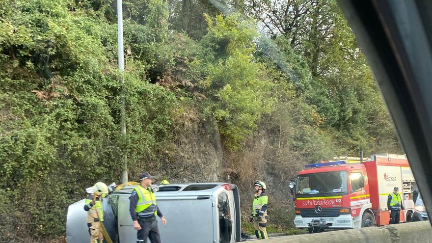 Evacúan al hospital a un conductor herido tras volcar su furgoneta en Bilbao