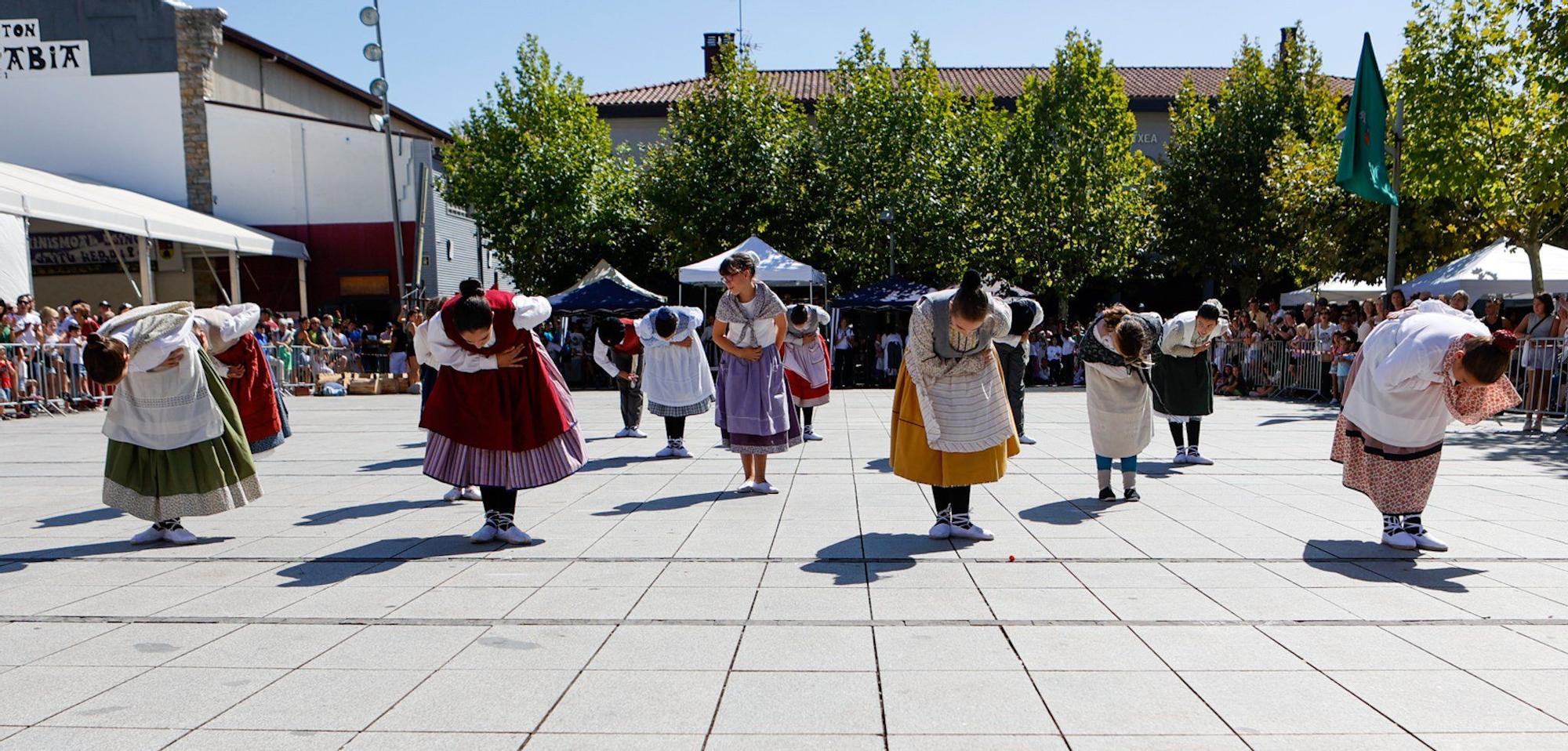 Gigantes, gaiteros y grupo de danzas Idoskia en Villava-Atarrabia