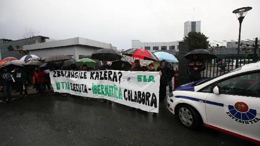Concentración de trabajadores de Ibermática ante la sede de la empresa.