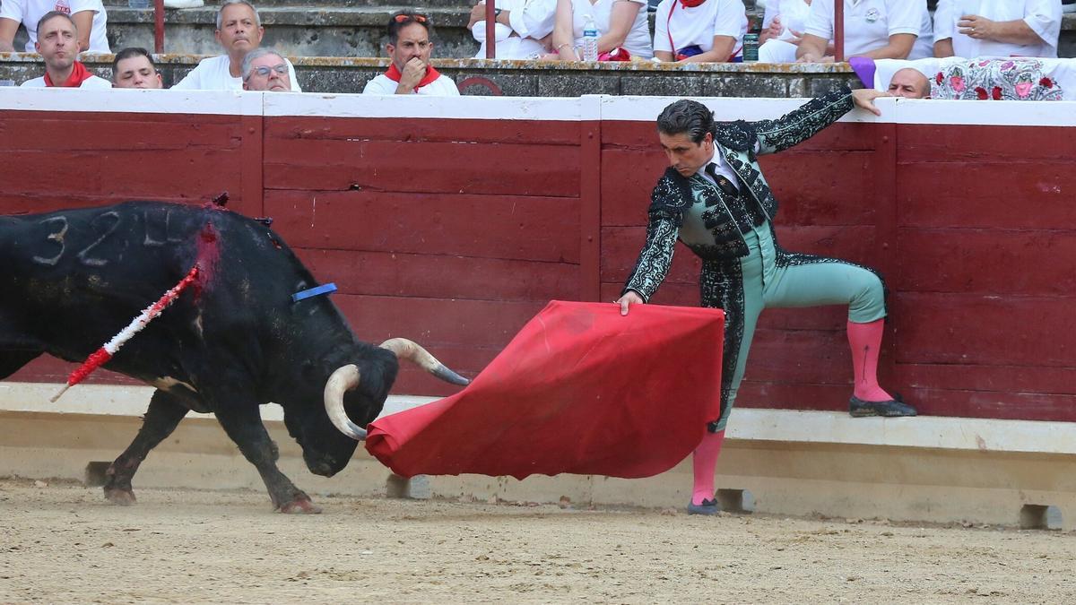  Serna saludó al 4º agarrado a tablas y le dio fin agarrado a los pitones.