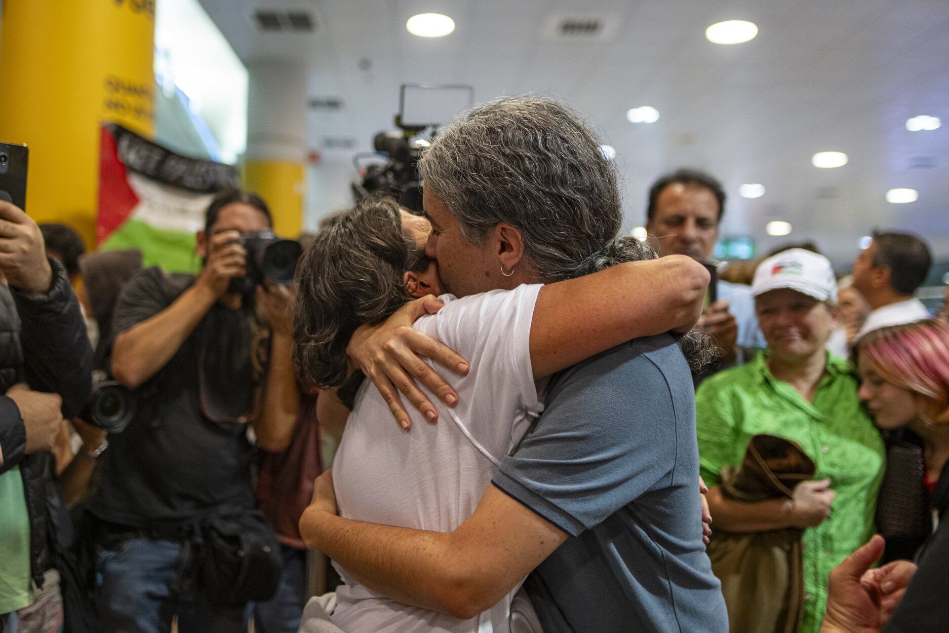 Llegada de los 27 integrantes de la flotilla a Gaza a los aeropuertos de Madrid, Bilbao y Barcelona