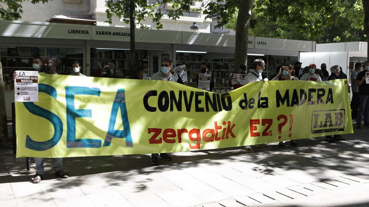 Concentración sindical durante la anterior negociación del convenio del sector alavés de la madera.