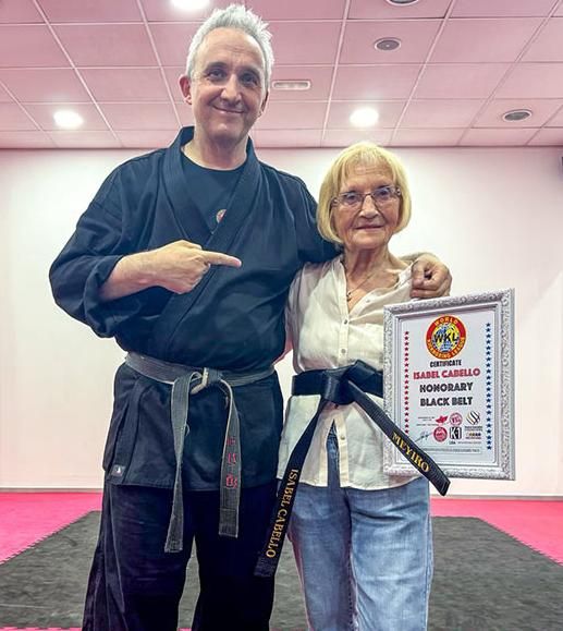 Jesús Mari Platón posando junto a su madre Isabel Cabello con el reconocimineto de la WKL