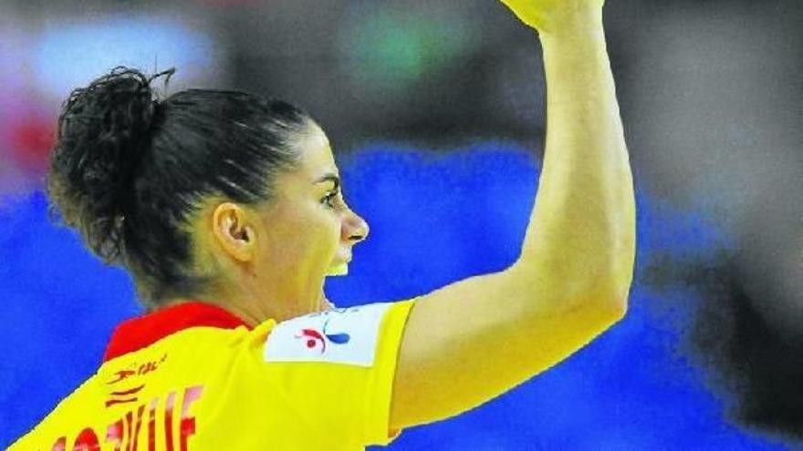 Naiara Egozkue, celebrando el gol de una compañera en el partido ante Dinamarca.