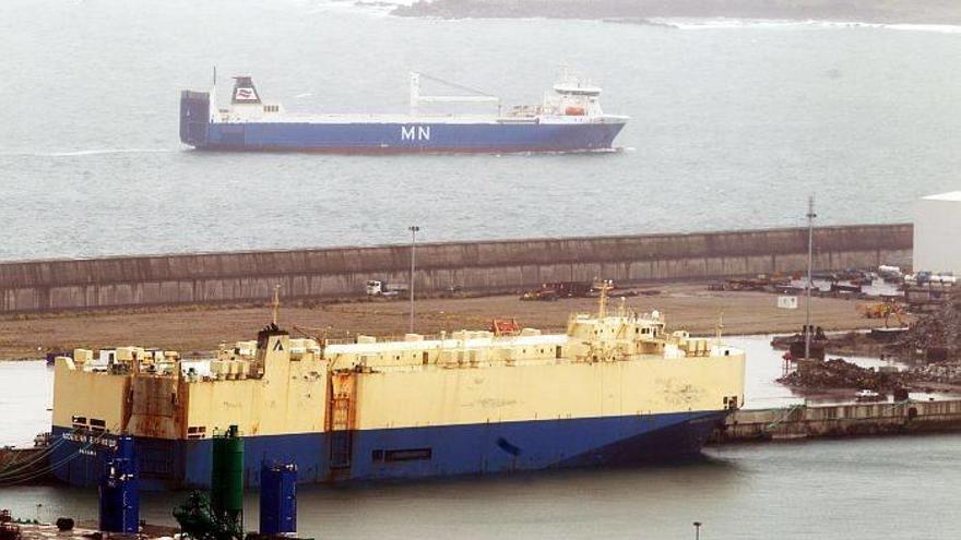 El buque Modern Express de bandera panameña, en primer plano atracado en el puerto de Bilbao