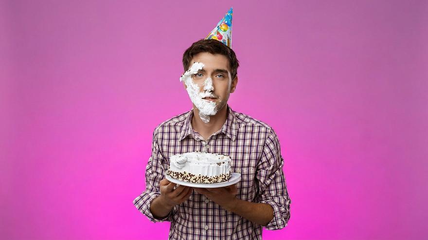Le estampan en la cara su tarta de cumpleaños y la broma acaba en tragedia