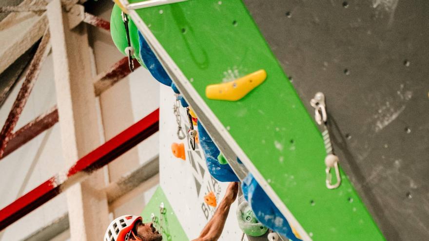 Supera tus límites escalando en el rocódromo más increíble de Derio