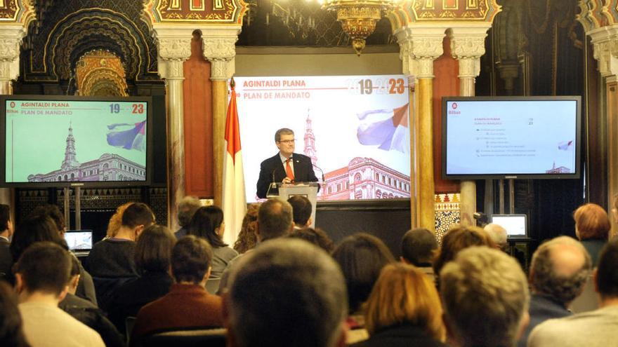 El alcalde de Bilbao hizo públicos ayer los retos y las acciones de Gobierno que desarrollará el Ayuntamiento de Bilbao en los cuatro próximos años.