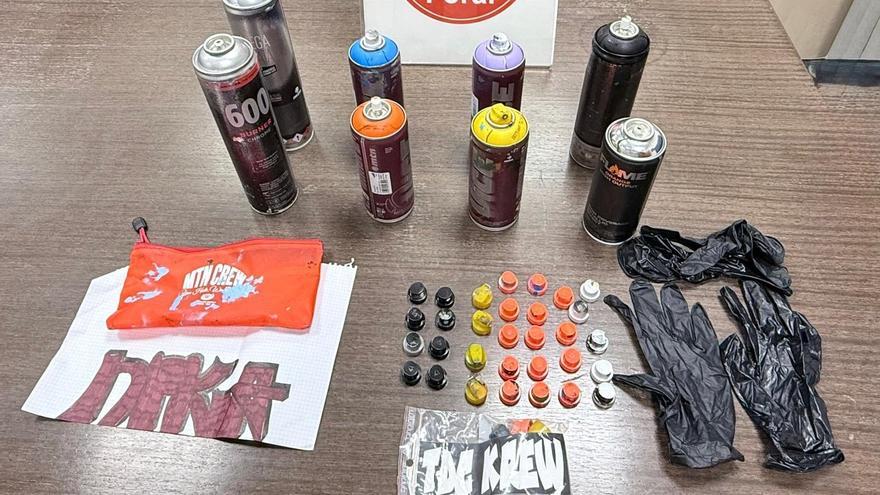 Dos detenidos en Tafalla por un delito de daños al grafitear tres vagones en la estación de tren
