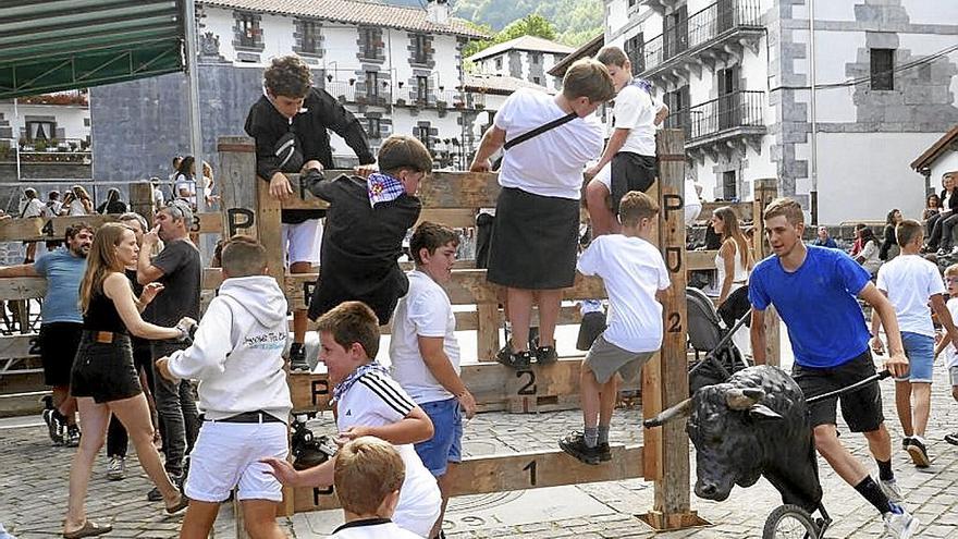 A falta de vaquillas, ayer hubo encierro con toros sobre ruedas.