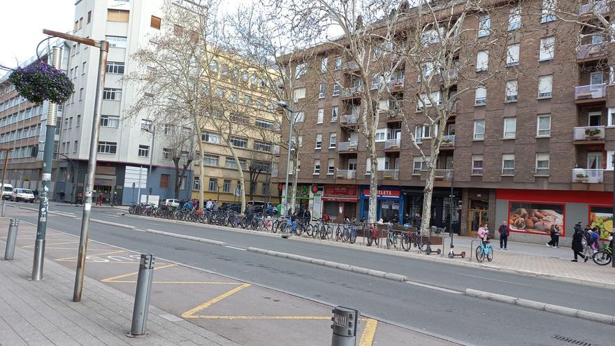 Abre una tienda en Vitoria que recupera las barras de pan y el café a 1 euro