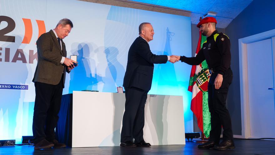 Medalla verde al mérito de emergencias para el Policía Local de Basauri que ayudó a salvar una vida