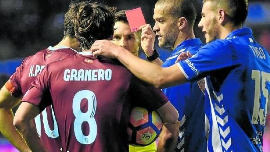 El árbitro Del Cerro Grande muestra la tarjeta roja a Granero, en presencia a Xabi Prieto, Laguardia y Theo.