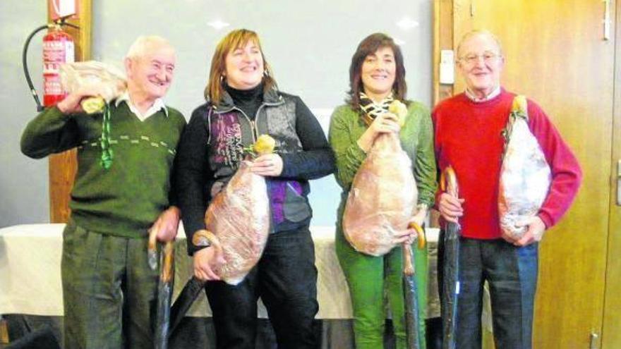 Los ganadores de los campeonatos posan con los premios recibidos.