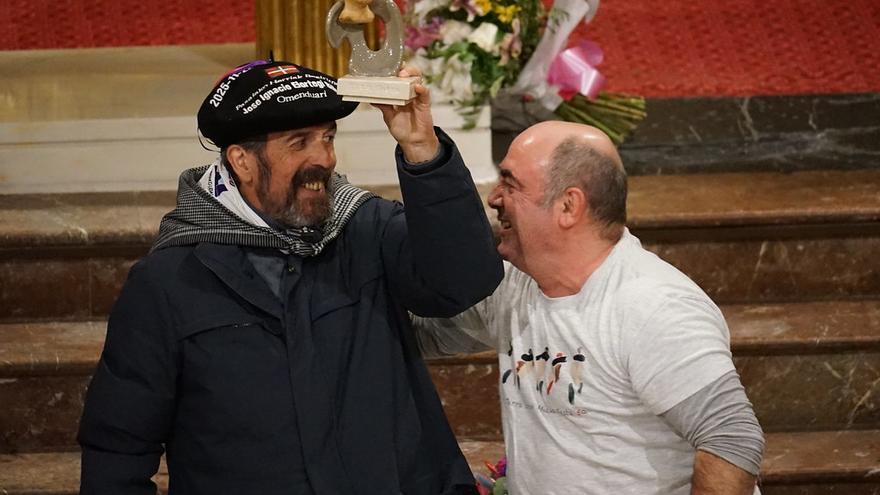 Elortegi recibiendo una txapela en su homenaje.