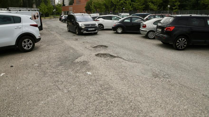 Vehículos a prueba de agujeros en el parking de la Telefónica