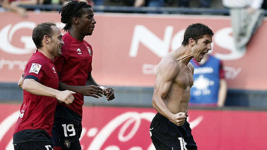 Gesto de rabia de Cejudo (que vio la primera amarilla por quitarse la camiseta) para celebrar el primer gol, ante Nino e Ibra.