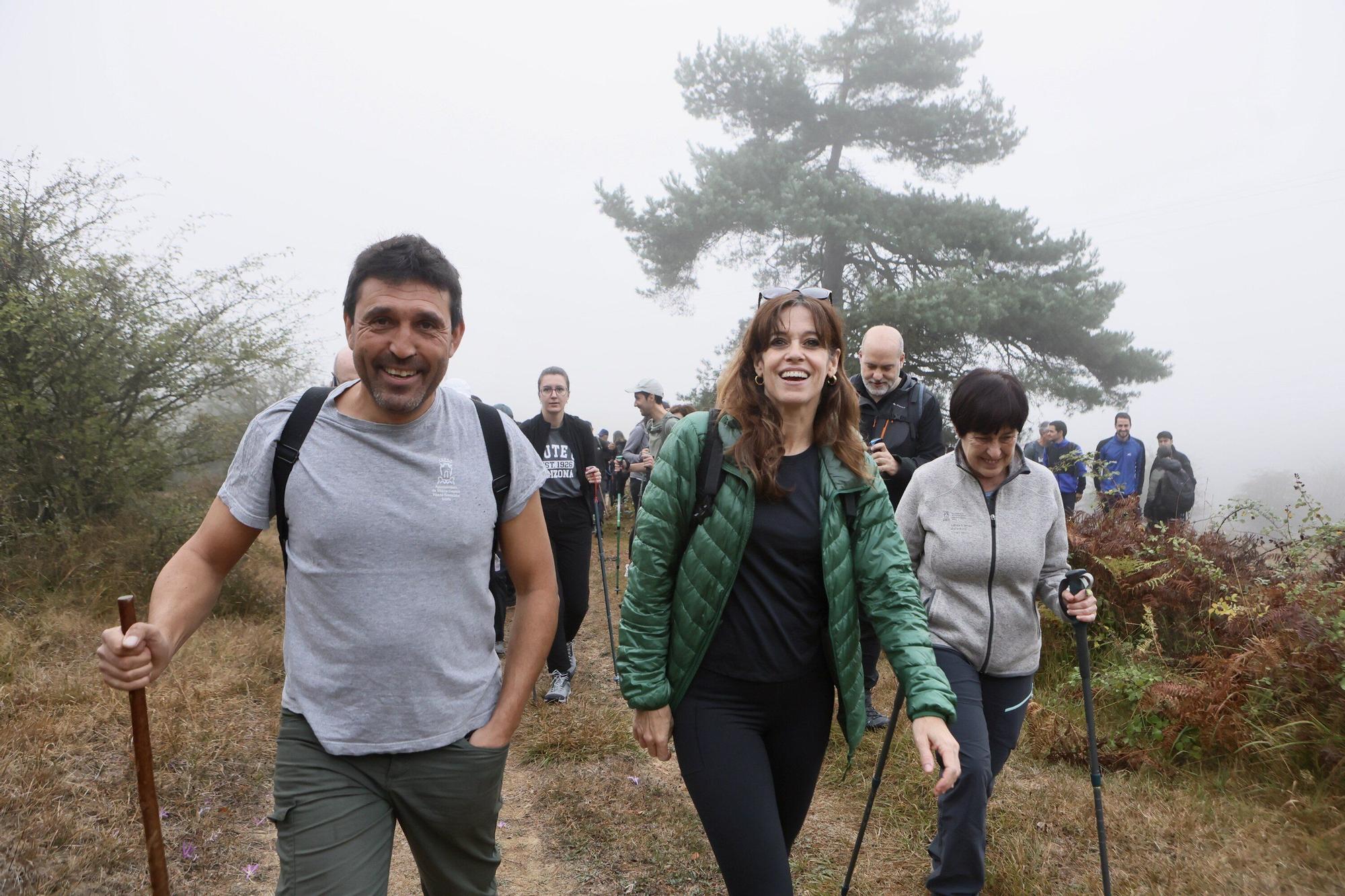En imágenes: La corporación municipal recorre los mojones en el Día de Olarizu