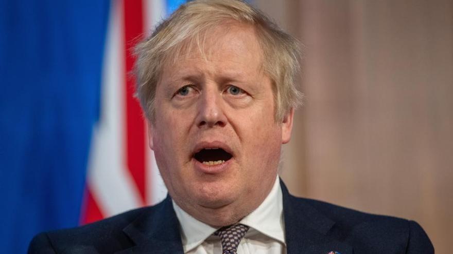 Un secretario de Interior británico dimite en protesta por las fiestas de Boris Johnson