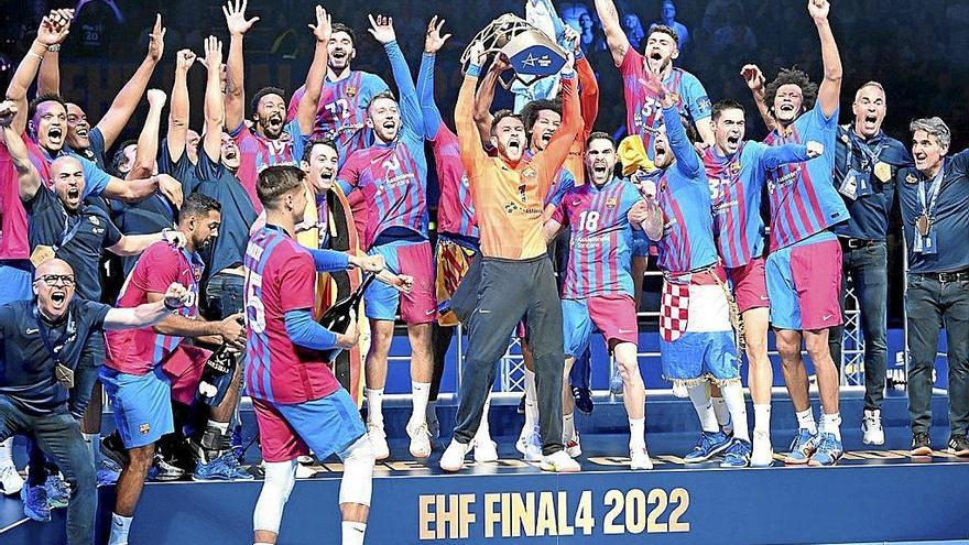 Gonzalo Pérez de Vargas, capitán, levanta el trofeo rodeado de sus compañeros y cuerpo técnico. Foto: Efe