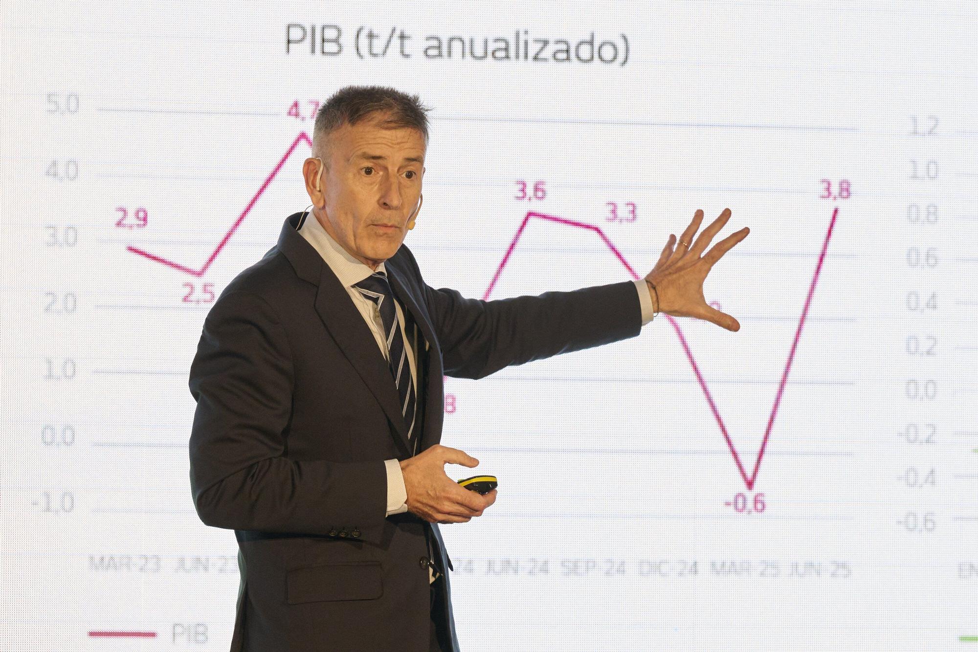 Fotos del encuentro de Laboral Kutxa para la presentación de su informe de la economía navarra