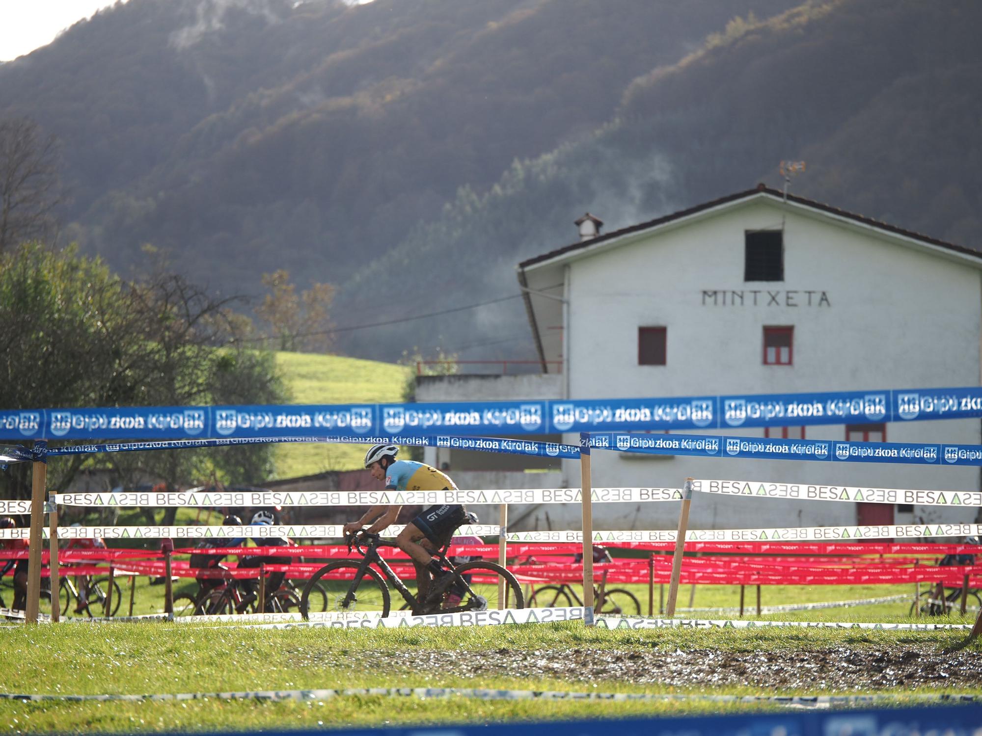 El barro se sumó al espectáculo de ciclocross en Elgoibar