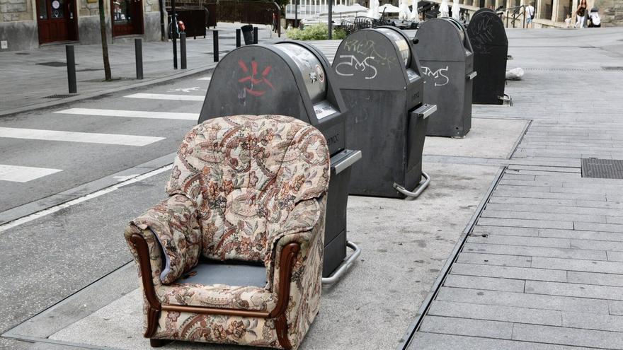 Las 18 calles de Vitoria donde más enseres voluminosos se tiran
