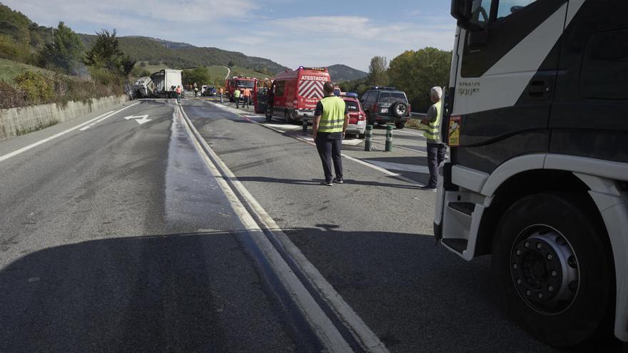 Imagen de los camioneros que circulaban por la zona, delante del accidente.