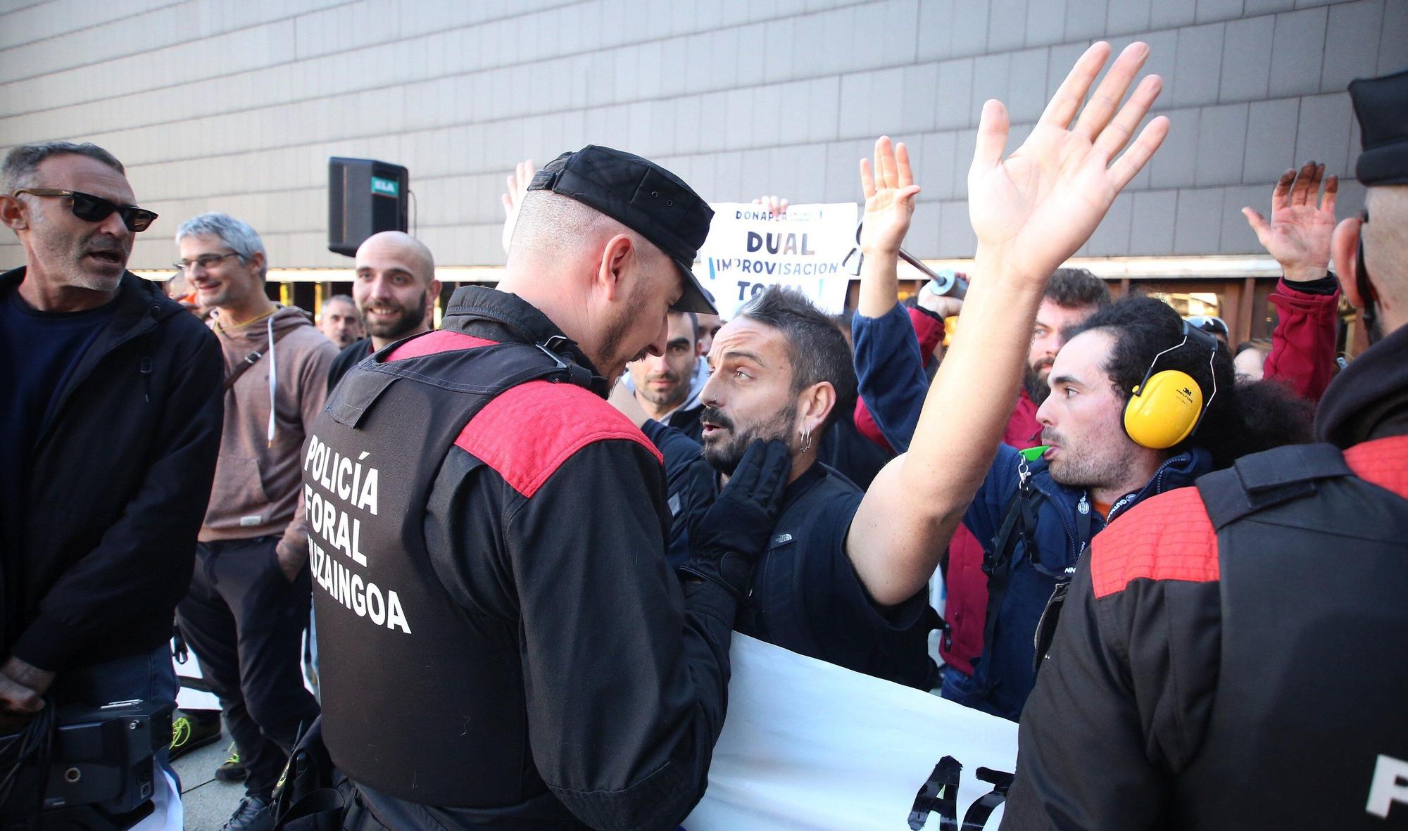 FOTOS | Momentos de tensión en la concentración de docentes de FP ante el Foro del Baluarte