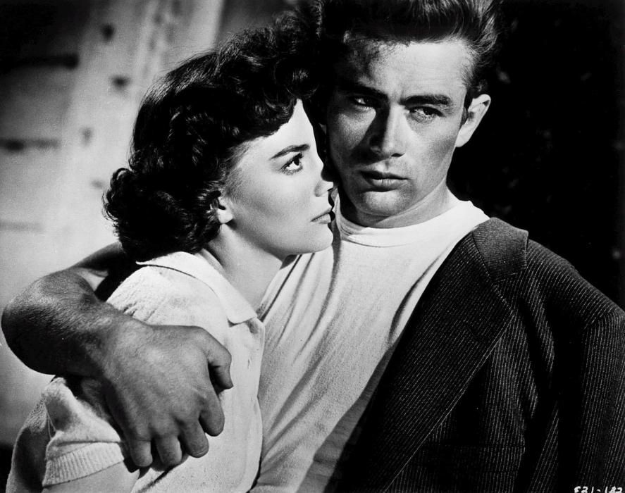 Junto a James Dean en una imagen de 'Rebelde sin causa', una de las cintas más recordadas de Wood.