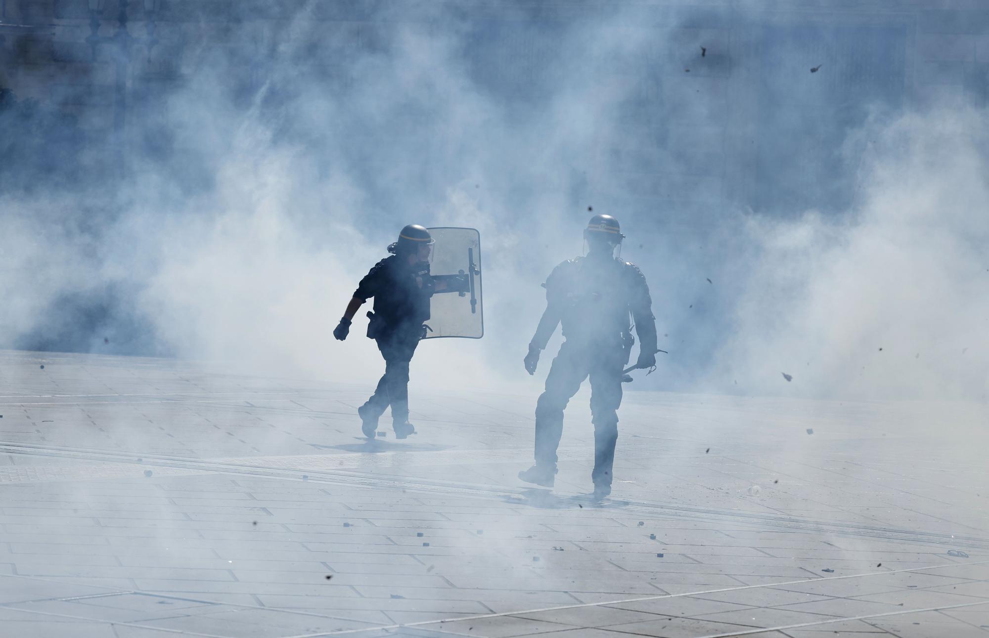 Casi 300 detenidos en una jornada de movilizaciones y bloqueos en Francia