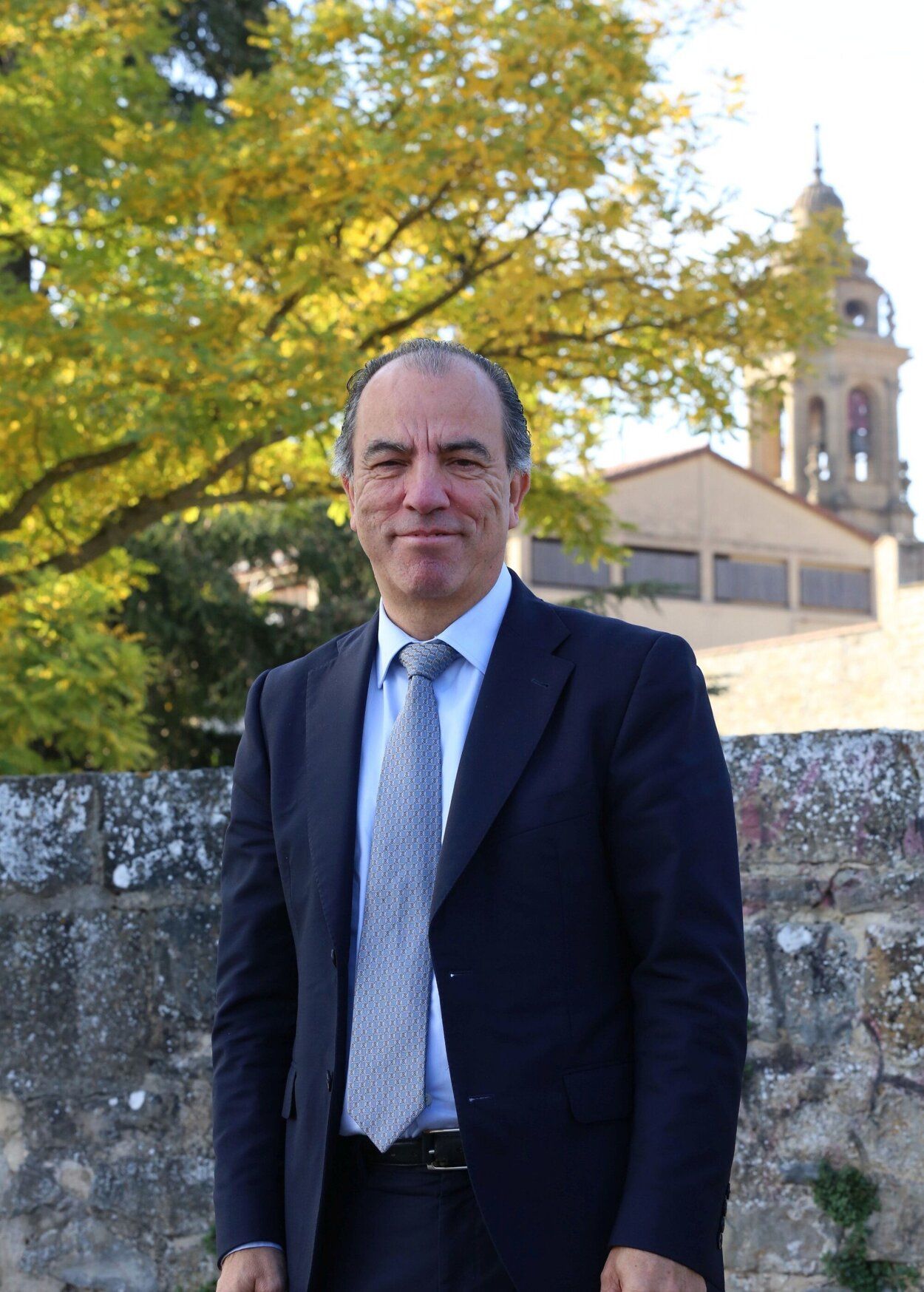 Carlos García Adanero posa en el mirador del Caballo Blanco.