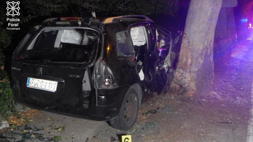 Un conductor de 36 años, muy grave tras chocar contra un árbol cerca de Puente la Reina
